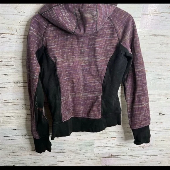 lululemon athletica Scuba Purple and Black Jacket size 8.
Shows signs of wear. - Picture 2 of 13